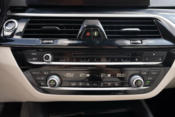 BMW Seria 5 G30 520d Luxury Line – 2017 - obrazek 10